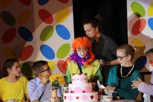 Pippi mit Torte im Gesicht